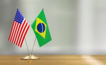 Fiesc leva indústria de SC a Nova York para ampliar negócios Bandeiras do Brasil e dos Estados Unidos representam agenda da Fiesc em Nova York para ampliar negócios da indústria catarinense