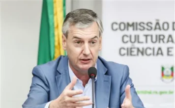 Frente valoriza tradição gaúcha em ato na Assembleia Deputado Eduardo Loureiro fala em reunião sobre cultura e tradição gaúcha na Assembleia Legislativa