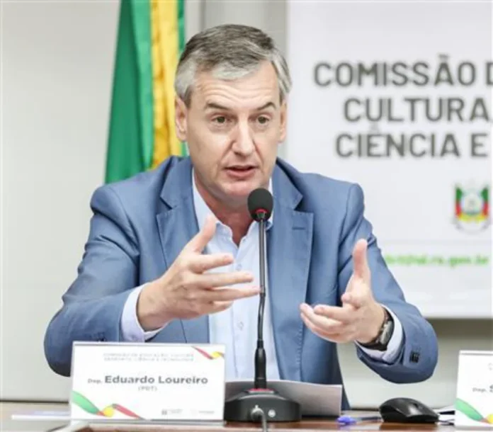 Frente valoriza tradição gaúcha em ato na Assembleia Deputado Eduardo Loureiro fala em reunião sobre cultura e tradição gaúcha na Assembleia Legislativa
