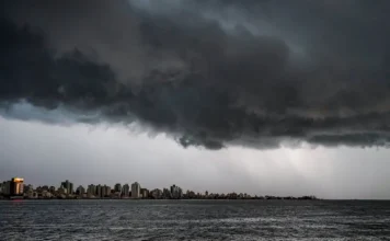 Frio intenso derruba temperaturas em Santa Catarina Nuvens escuras sobre o litoral de Santa Catarina durante passagem de frente fria e previsão de frio intenso