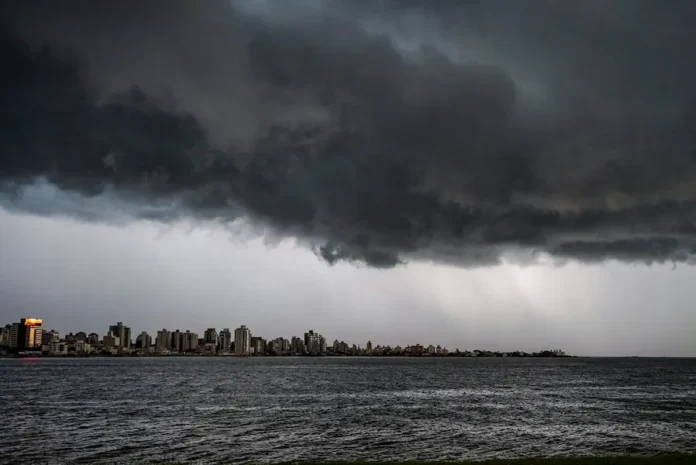 Frio intenso derruba temperaturas em Santa Catarina Nuvens escuras sobre o litoral de Santa Catarina durante passagem de frente fria e previsão de frio intenso