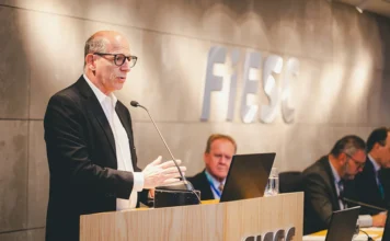 Giambiagi defende ajuste fiscal em reunião da FIESC Fabio Giambiagi palestra na FIESC sobre ajuste fiscal, dívida pública e controle de gastos do governo federal