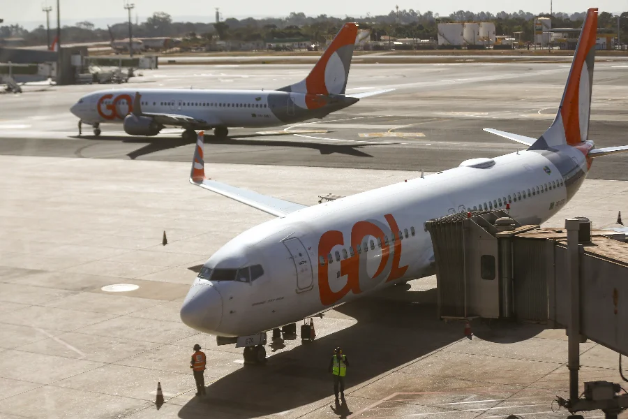Aviões da Gol em aeroporto; companhia aérea brasileira aparece em ranking global das melhores empresas low cost do mundo.