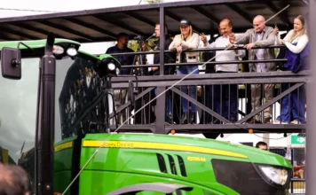 Governador participa da Agrimeleiro e destaca o campo Governador Jorginho Mello acompanha desfile de trator na Agrimeleiro 2026, em Meleiro, no Sul de Santa Catarina