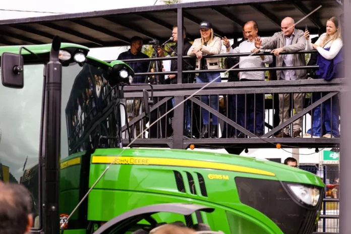 Governador participa da Agrimeleiro e destaca o campo Governador Jorginho Mello acompanha desfile de trator na Agrimeleiro 2026, em Meleiro, no Sul de Santa Catarina