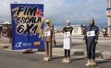 Governo lança campanha pelo fim da escala 6×1 Manifestação no Rio de Janeiro pelo fim da escala 6x1, com faixa do Sindicato dos Comerciários e manequins representando trabalhadores de diferentes setores.