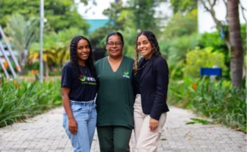 Histórias de mães inspiram estudantes e equipe da Unesc Estudantes e colaboradora da Unesc aparecem em área externa da universidade em matéria sobre ensinamentos maternos e Dia das Mães