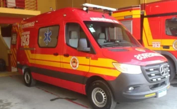 Homem é encontrado sem vida após acidente em Araranguá Ambulância do Corpo de Bombeiros usada em atendimento a acidente de trânsito com vítima fatal em Araranguá
