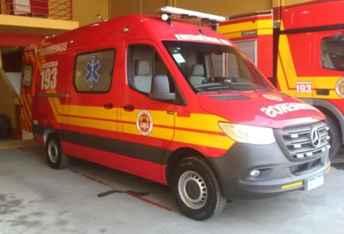 Homem é encontrado sem vida após acidente em Araranguá Ambulância do Corpo de Bombeiros usada em atendimento a acidente de trânsito com vítima fatal em Araranguá