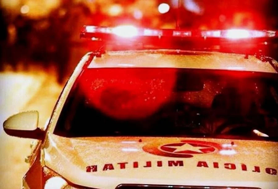 Viatura da Polícia Militar com luzes acionadas em imagem ilustrativa sobre prisão por descumprimento de medida protetiva em Sombrio