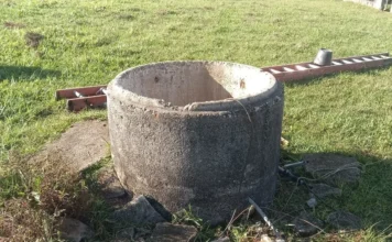 Homem é resgatado de poço de 11 metros em Içara Poço de concreto em área gramada no bairro Poço 3, em Içara, local onde um homem de 58 anos foi resgatado pelo Corpo de Bombeiros após queda de uma altura de 11 metros. Ao fundo, vê-se uma escada de madeira sobre a grama.
