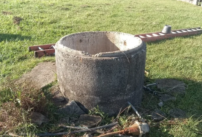 Homem é resgatado de poço de 11 metros em Içara Poço de concreto em área gramada no bairro Poço 3, em Içara, local onde um homem de 58 anos foi resgatado pelo Corpo de Bombeiros após queda de uma altura de 11 metros. Ao fundo, vê-se uma escada de madeira sobre a grama.