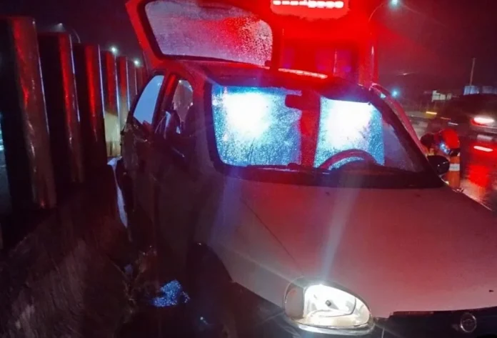 Homem fica ferido em colisão na BR-101 em Sombrio Carro envolvido em colisão na BR-101 em Sombrio durante atendimento do Corpo de Bombeiros