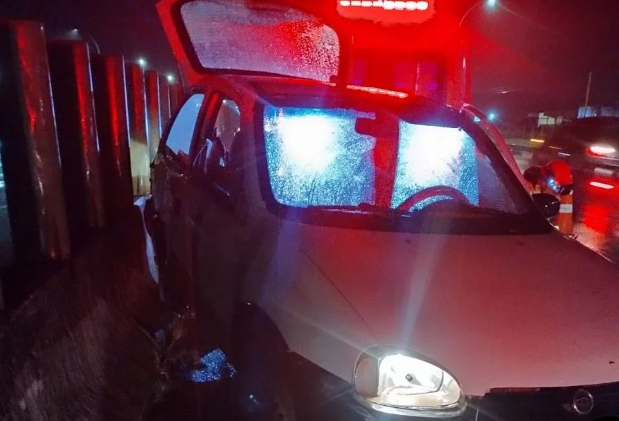 Carro envolvido em colisão na BR-101 em Sombrio durante atendimento do Corpo de Bombeiros