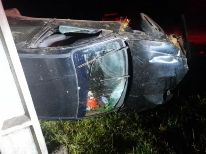 Homem morre após capotar carro furtado em Jacinto Machado Carro furtado capotado em área de vegetação após acidente com morte em Jacinto Machado