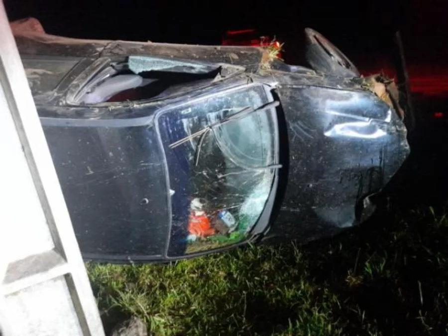 Carro furtado capotado em área de vegetação após acidente com morte em Jacinto Machado