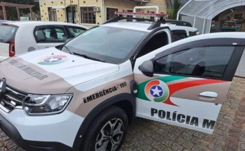 Homem morre após desaparecer no mar em Balneário Rincão Viatura da Polícia Militar de Santa Catarina em imagem ilustrativa para matéria sobre morte acidental em Balneário Rincão