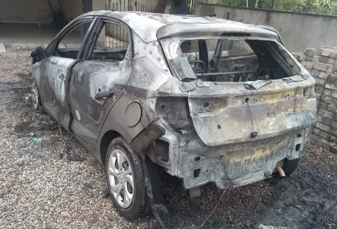 Hyundai HB20 é destruído por incêndio em Içara Hyundai HB20 destruído por incêndio no bairro Vila Nova, em Içara, após fogo atingir veículo no pátio de residência