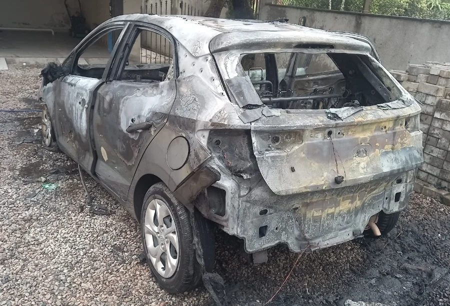 Hyundai HB20 destruído por incêndio no bairro Vila Nova, em Içara, após fogo atingir veículo no pátio de residência
