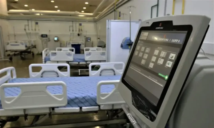 IA já é usada por 18% dos serviços de saúde no Brasil Leitos hospitalares e equipamento digital em unidade de saúde, em matéria sobre uso de inteligência artificial na saúde no Brasil