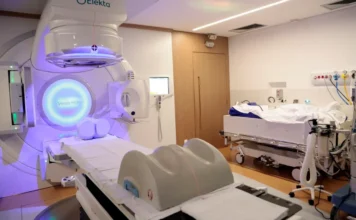 IR 2026 exclui cuidadores e remédios de deduções Equipamento de radioterapia em ambiente hospitalar para tratamento de saúde, tema relacionado às deduções médicas no IR 2026.