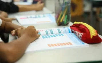 IR: dedução para pessoas com deficiência gera dúvida Criança estuda com livro e material escolar em sala de aula; dedução de despesas escolares no Imposto de Renda gera dúvidas para pessoas com deficiência