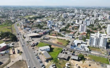 Içara destaca turismo regional em lançamento do Integratur Vista aérea de Içara mostra área urbana, prédios, vias e espaços comerciais em destaque no turismo regional do Integratur.