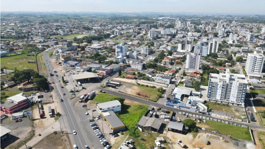 Vista aérea de Içara mostra área urbana, prédios, vias e espaços comerciais em destaque no turismo regional do Integratur.