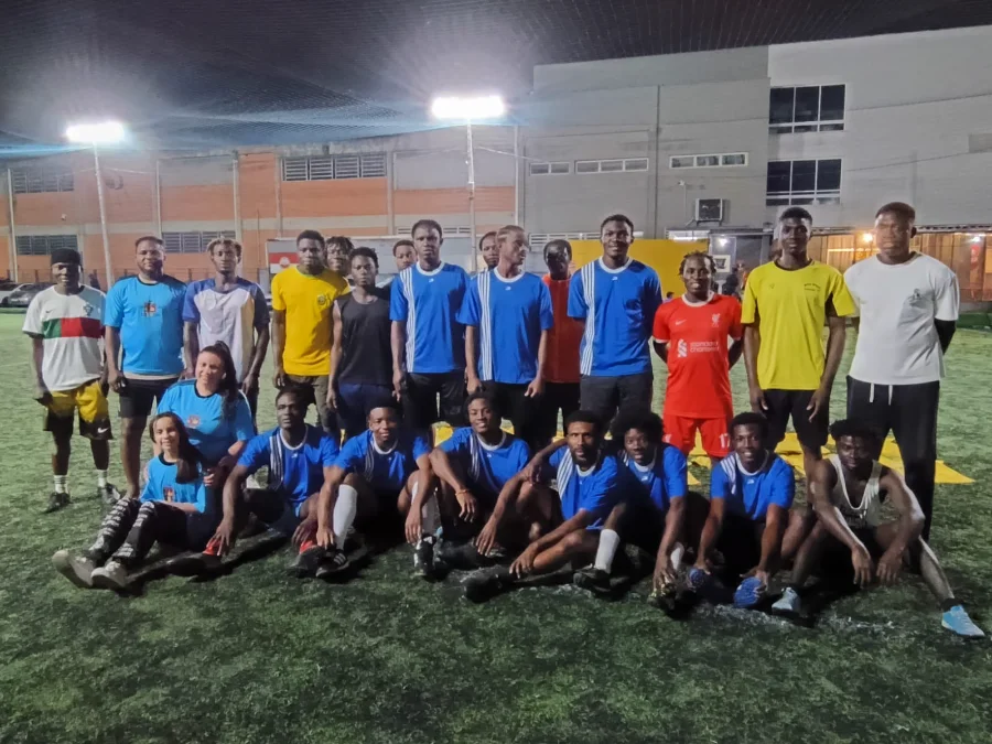 Equipe Cogacri, formada por imigrantes africanos de Gana e Togo, treina para o Campeonato Municipal de Futebol de Criciúma