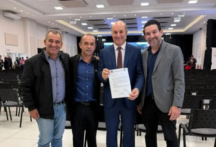 Imóvel dos Bombeiros pode atender entidades em Sombrio Vereadores da Bancada Progressistas entregam requerimento ao deputado José Milton Scheffer sobre cessão do antigo prédio dos Bombeiros em Sombrio