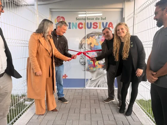 Equipe e autoridades acompanham inaugura&ccedil;&atilde;o do projeto Santa Rosa do Sul Inclusiva, voltado ao atendimento de crian&ccedil;as com autismo.