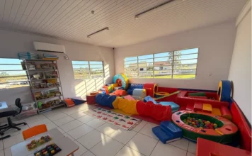 Inaugurado primeiro Centro de Atendimento a Autistas da Amesc Sala de atendimento do Centro para Crianças com Autismo e AEE em Santa Rosa do Sul, com brinquedos terapêuticos e espaço sensorial.