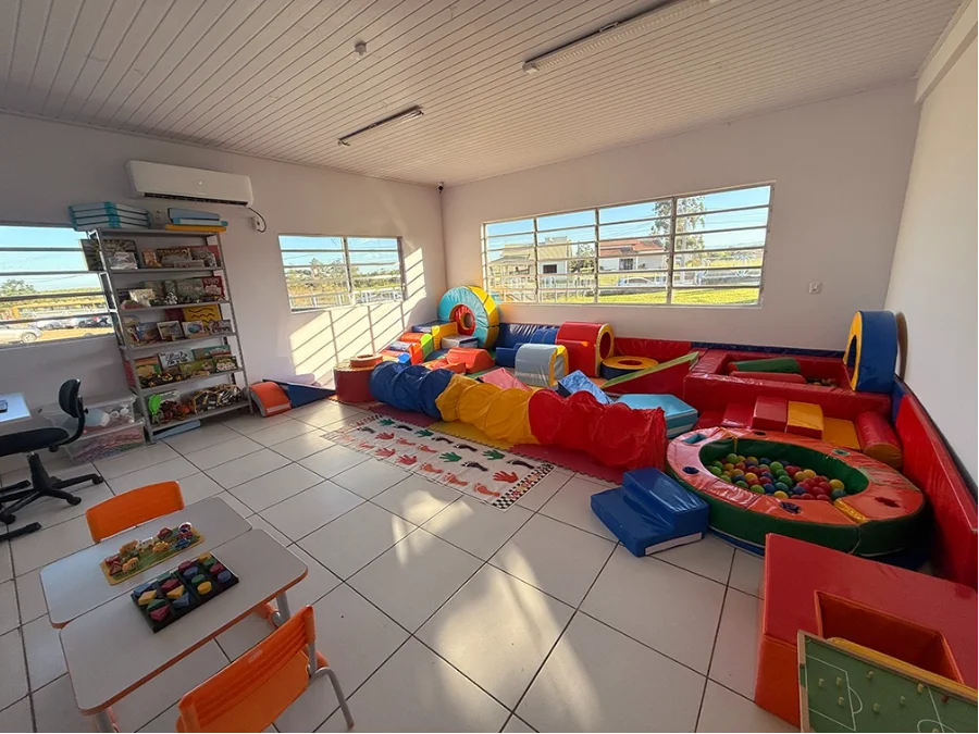Inaugurado primeiro Centro de Atendimento a Autistas da Amesc Sala de atendimento do Centro para Crianças com Autismo e AEE em Santa Rosa do Sul, com brinquedos terapêuticos e espaço sensorial.
