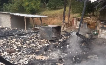 Incêndio atinge casa abandonada em Criciúma Estrutura destruída por incêndio em casa abandonada no bairro Verdinho, em Criciúma, com escombros, fumaça e área isolada após ação dos bombeiros.