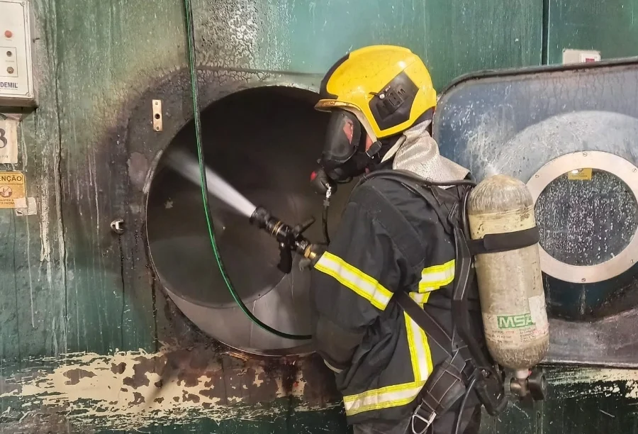 Bombeiro resfria secadora industrial após princípio de incêndio em lavanderia no bairro Cristo Rei, em Içara