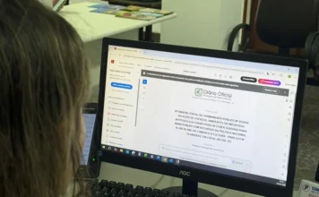 Inscrições para editais culturais abrem em Cocal do Sul Servidora acessa publicação no Diário Oficial sobre editais culturais da PNAB em Cocal do Sul