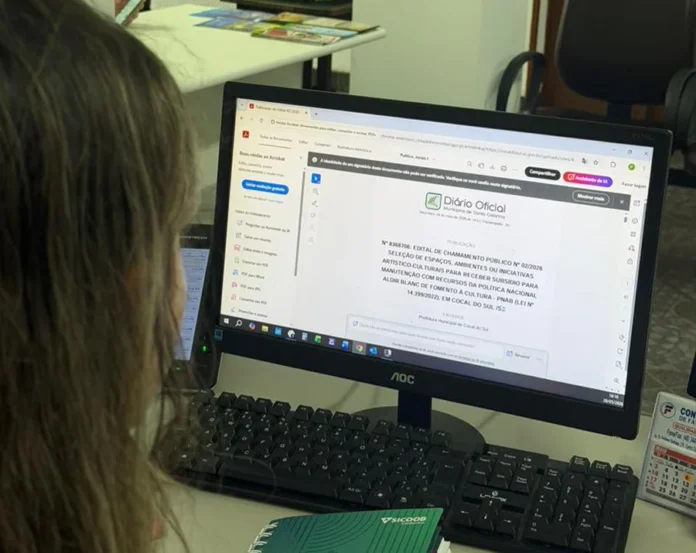 Inscrições para editais culturais abrem em Cocal do Sul Servidora acessa publicação no Diário Oficial sobre editais culturais da PNAB em Cocal do Sul