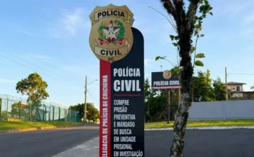 Investigado preso no RS é alvo de apuração por golpes em SC Placa da Polícia Civil em Criciúma informa cumprimento de prisão preventiva e mandado de busca em investigação sobre esquema interestadual de golpes eletrônicos.