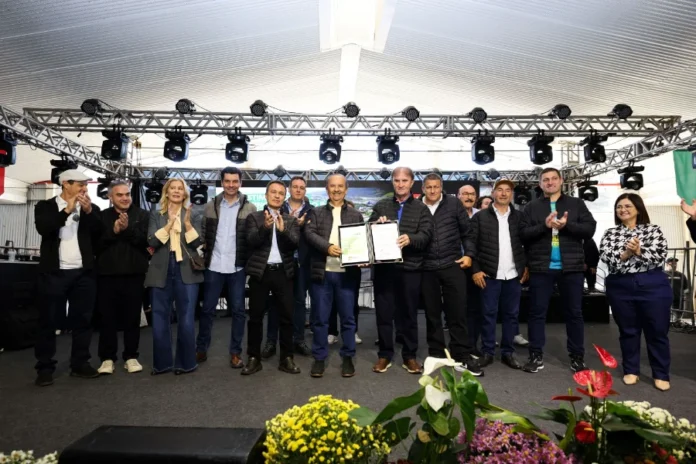Jorginho anuncia investimentos para obras em Turvo Governador Jorginho Mello anuncia investimentos em infraestrutura durante a Festa do Colono em Turvo