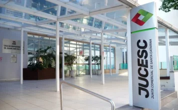 Jucesc reduz em 31% tempo de análise com uso de IA Fachada da Jucesc em Santa Catarina, órgão que adotou inteligência artificial para reduzir tempo de análise de processos empresariais.