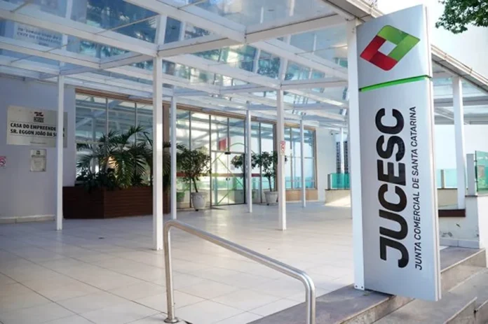 Jucesc reduz em 31% tempo de análise com uso de IA Fachada da Jucesc em Santa Catarina, órgão que adotou inteligência artificial para reduzir tempo de análise de processos empresariais.