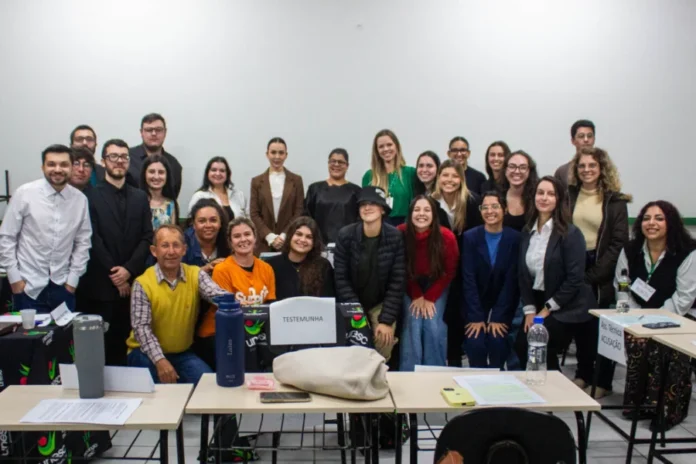 Júri simulado marca aula de Psicologia Jurídica na Unesc Acadêmicos de Psicologia da Unesc participam de júri simulado em aula de Psicologia Jurídica sobre atuação no judiciário
