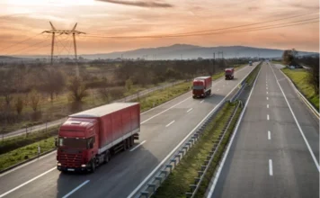 MP abre R$ 17 bi para renovar frota de caminhões Caminhões trafegam em rodovia durante pôr do sol, ilustrando renovação da frota de transporte rodoviário com crédito de R$ 17 bilhões previsto em medida provisória.