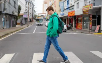 Maio Amarelo reforça cuidado no trânsito em Criciúma Pedestre atravessa faixa de segurança em rua de Criciúma durante campanha Maio Amarelo de conscientização no trânsito.