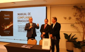 Manual de Compliance Brasileiro é lançado na FIESC Lançamento do Manual de Compliance Brasileiro na FIESC, em Florianópolis, com autores e representantes durante apresentação da obra