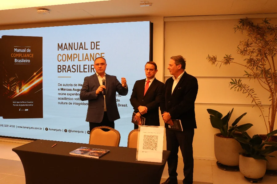 Lançamento do Manual de Compliance Brasileiro na FIESC, em Florianópolis, com autores e representantes durante apresentação da obra