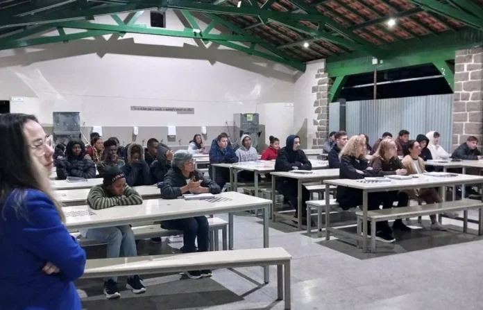 Matemática da Unesc aproxima saúde e EJA Estudantes da EJA de Urussanga participam de palestra da Unesc sobre matemática aplicada à saúde em sala de aula
