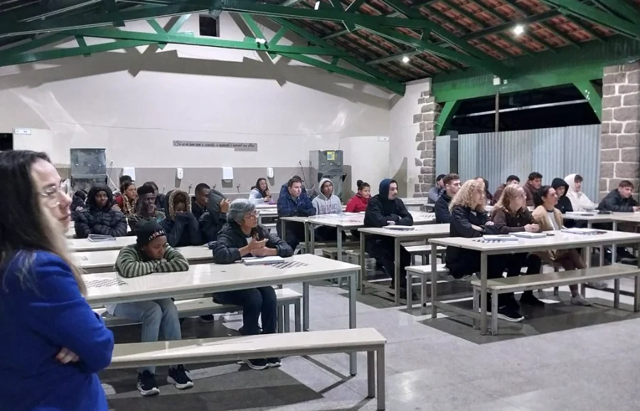 Estudantes da EJA de Urussanga participam de palestra da Unesc sobre matemática aplicada à saúde em sala de aula