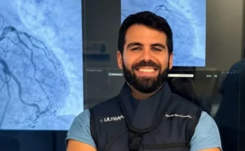 Médico formado na Unesc é destaque mundial na cardiologia Eduardo Silveira, médico formado na Unesc, em ambiente de cardiologia intervencionista com exames cardíacos ao fundo