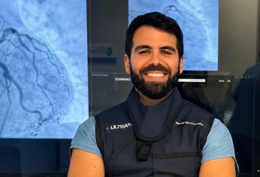 Médico formado na Unesc é destaque mundial na cardiologia Eduardo Silveira, médico formado na Unesc, em ambiente de cardiologia intervencionista com exames cardíacos ao fundo